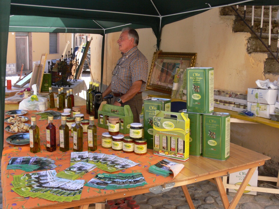 ...olivový olej,olivy a těstoviny převažovaly ve stáncích Italů...